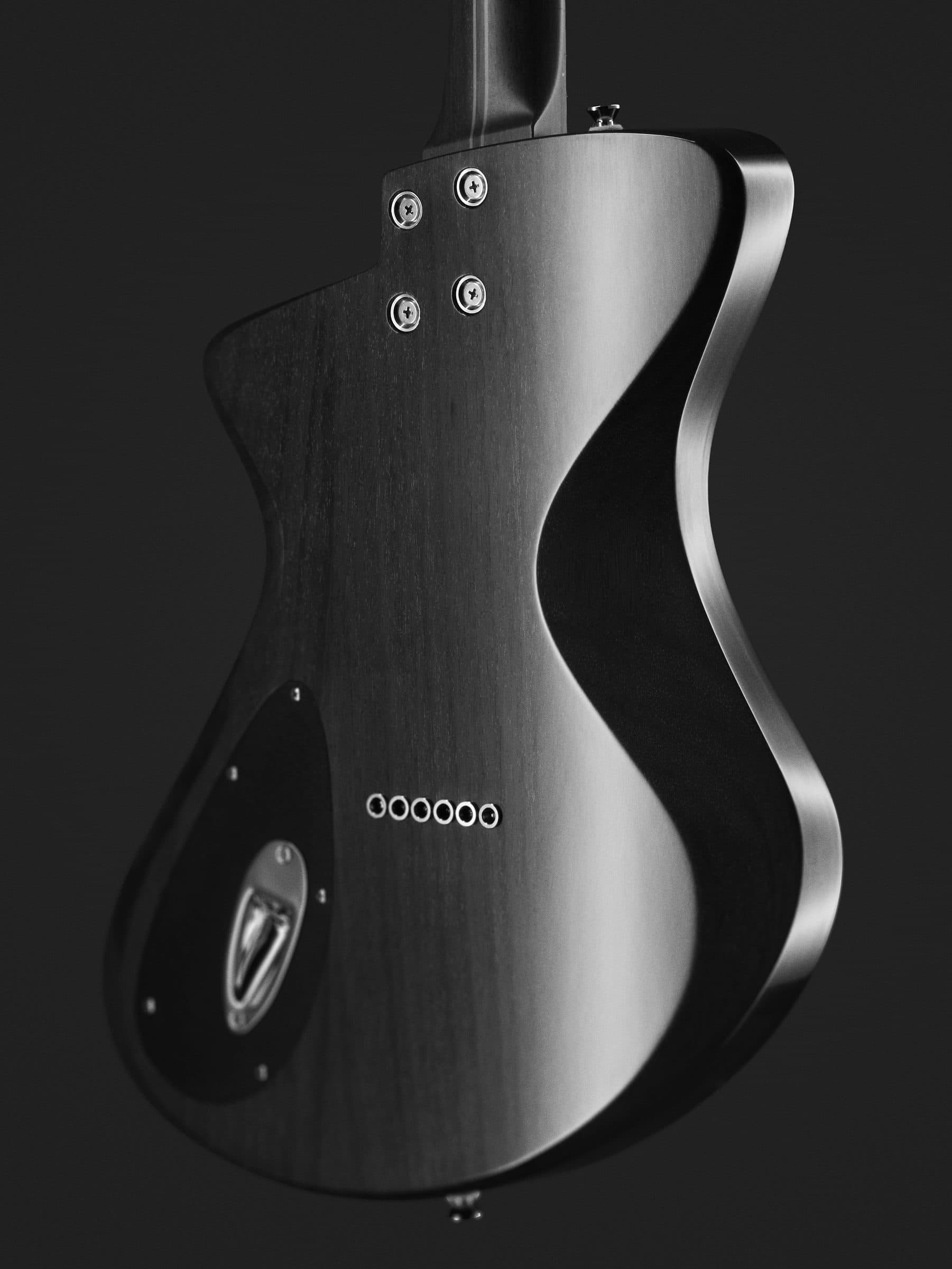 Costas polidas de uma guitarra Sallowicz, curva em metal e madeira, em preto e branco